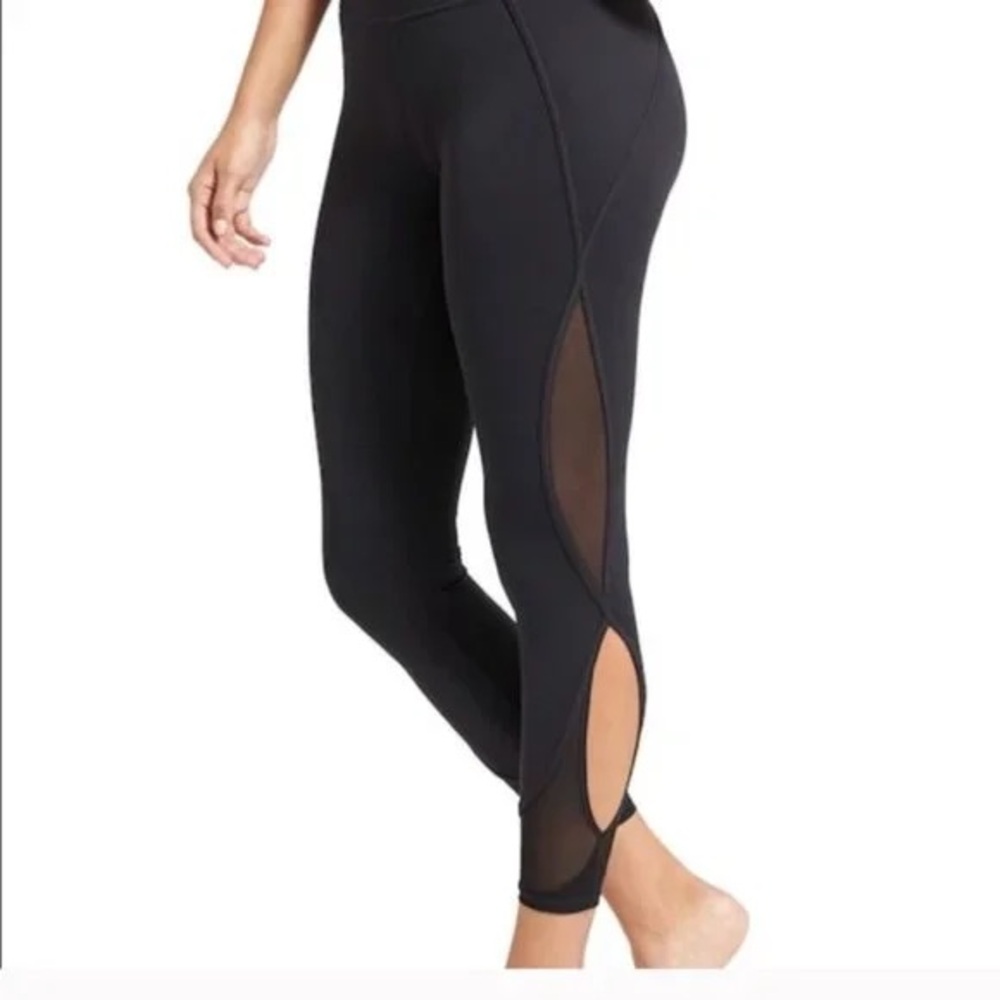 Athleta Salutation cut out 7/8 size small women Black Leggings